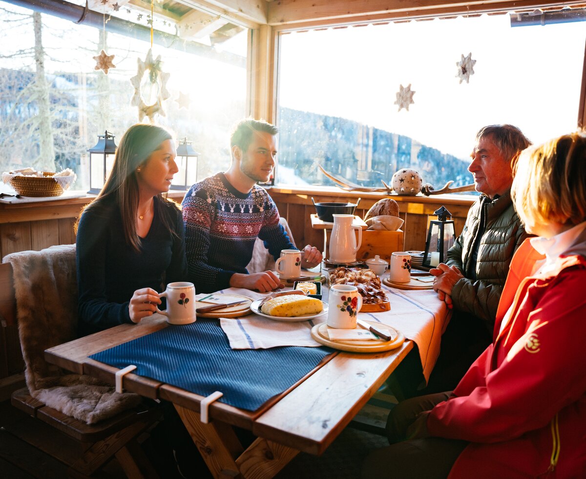 Gemeinsames Essen auf der Alm | © Urlaub am Bauernhof Kärnten / Daniel Gollner Gruppe beim Essen auf der Alm | © Urlaub am Bauernhof Kärnten / Daniel Gollner
