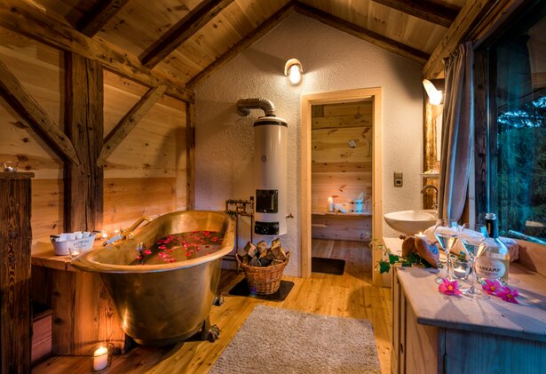 Premiumhütte Spabereich mit Badewanne und Sauna | © Günter Standl 