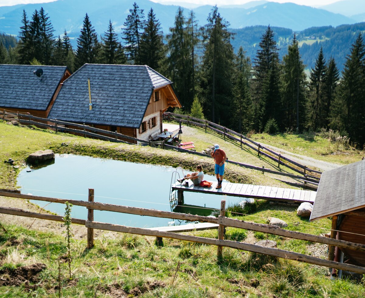Hütte mit Badeteich | © Urlaub am Bauernhof Steiermark / Daniel Gollner Hütte mit Badeteich und Steg auf dem Paar steht | © Urlaub am Bauernhof Steiermark / Daniel Gollner