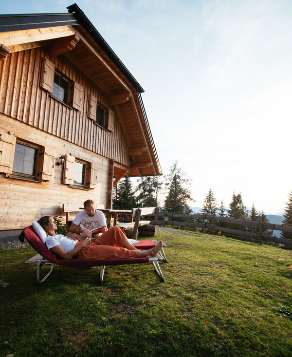 Entspannen vor der Hütte | © Urlaub am Bauernhof Steiermark / Daniel Gollner Paar sitzt auf Liegestühlen vor der Hütte | © Urlaub am Bauernhof Steiermark / Daniel Gollner
