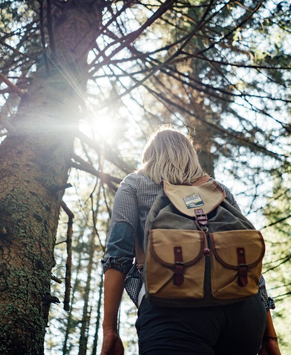 Im Wald unterwegs | © Urlaub am Bauernhof Steiermark / Daniel Gollner Frau mit Urlaub auf der Alm-Rucksack im Wald | © Urlaub am Bauernhof Steiermark / Daniel Gollner