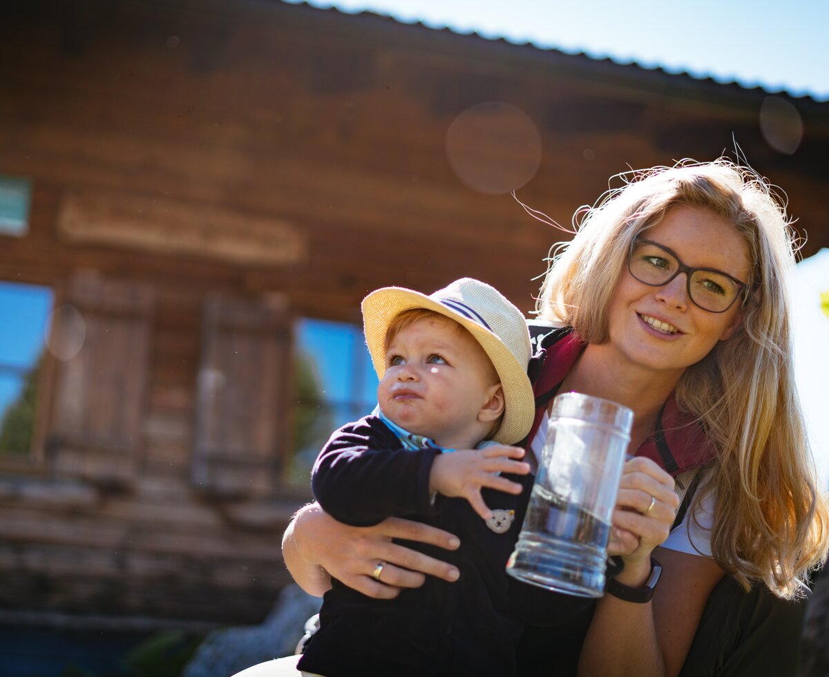 Brunnenwasser schmeckt auch den Kleinsten | © Urlaub am Bauernhof Tirol / Daniel Gollner Kleinkind trinkt Brunnenwasser auf der Almhütte | © Urlaub am Bauernhof Tirol / Daniel Gollner