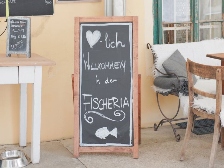 Tafel vor der Fischeria fuer den Eingang | © Daniel Gollner 