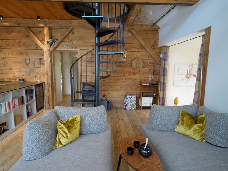 Wohnzimmer eingerichtet im Chalet 1888 | © Daniel Gollner 