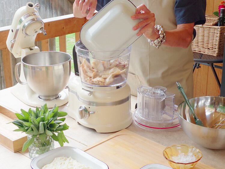 Frau Rittler gibt Raeucherfisch in den Mixer | © Daniel Gollner 