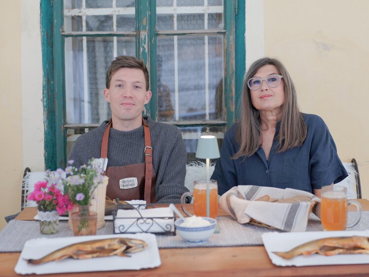 Frau Rittler mit Sohn Julius am Tisch mit dem Raeucherfisch | © Daniel Gollner 