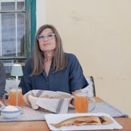 Astrid Rittler am Esstisch | © Daniel Gollner 