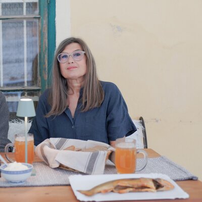 Astrid Rittler am Esstisch | © Daniel Gollner 