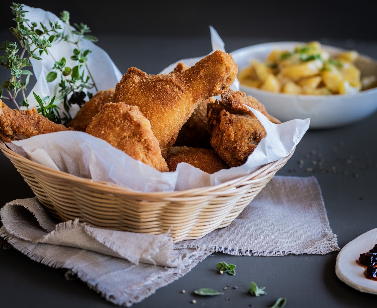 Backhendl im Korb mit Beilagen am Arlitscherhof | © Florentina Klampferer/ Urlaub am Bauernhof Kärnten