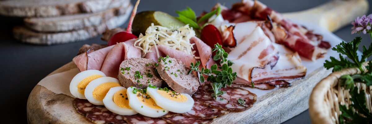 Brettljause mit Salami, Schinken, Eiern, Leberwurst und Brot | © Florentina Klampferer/ Urlaub am Bauernhof Kärnten