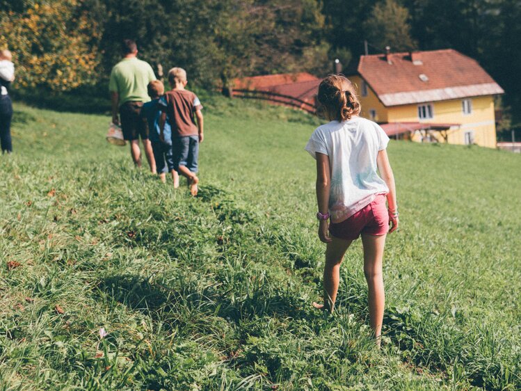 Familie spaziert auf der Wiese | © Urlaub am Bauernhof Kärnten / Daniel Gollner