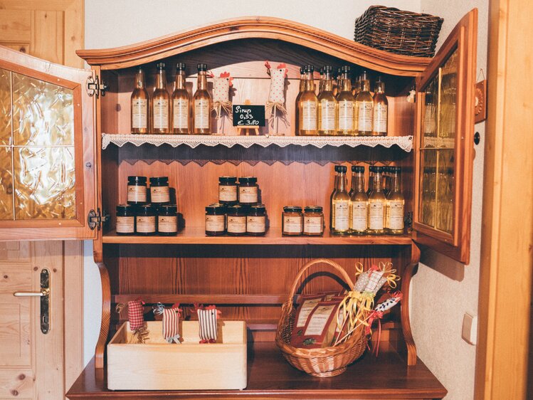 Hofprodukte präsentiert im Schrank | © Urlaub am Bauernhof Kärnten / Daniel Gollner