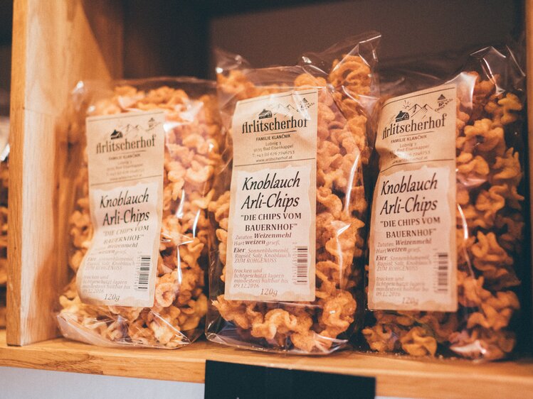 Knoblauch Arli Chips neben anderer Produkte im Regal | © Urlaub am Bauernhof Kärnten / Daniel Gollner