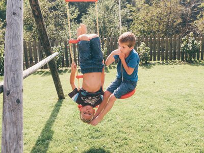 Kinder spielen | © Urlaub am Bauernhof Kärnten / Daniel Gollner Buben spielen mit Schaukel und Kletterleiter | © Urlaub am Bauernhof Kärnten / Daniel Gollner