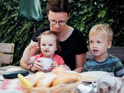 Frau und Kinder beim Essen | © Urlaub am Bauernhof Kärnten / Daniel Gollner