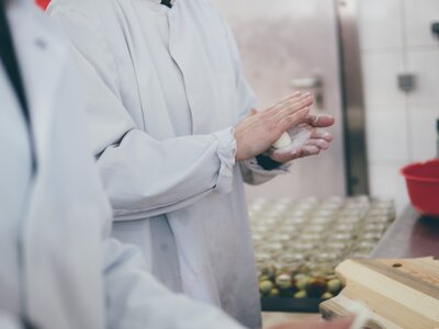 Käse mit der Hand zu Bällchen formen | © Urlaub am Bauernhof Kärnten / Daniel Gollner