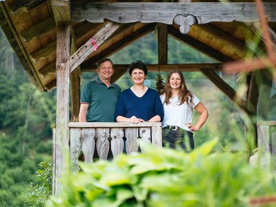 Elisabeth mit ihren Eltern | © Urlaub am Bauernhof Kärnten / Daniel Gollner Familie steht im Bungalow und lächelt in die Kamera | © Urlaub am Bauernhof Kärnten / Daniel Gollner