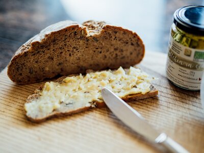 Brot mit Aufstrich auf Brett | © Urlaub am Bauernhof Kärnten / Daniel Gollner
