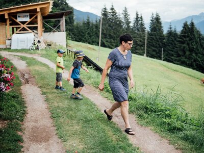 Frau und Kinder gehen am Weg entlang | © Urlaub am Bauernhof Kärnten / Daniel Gollner