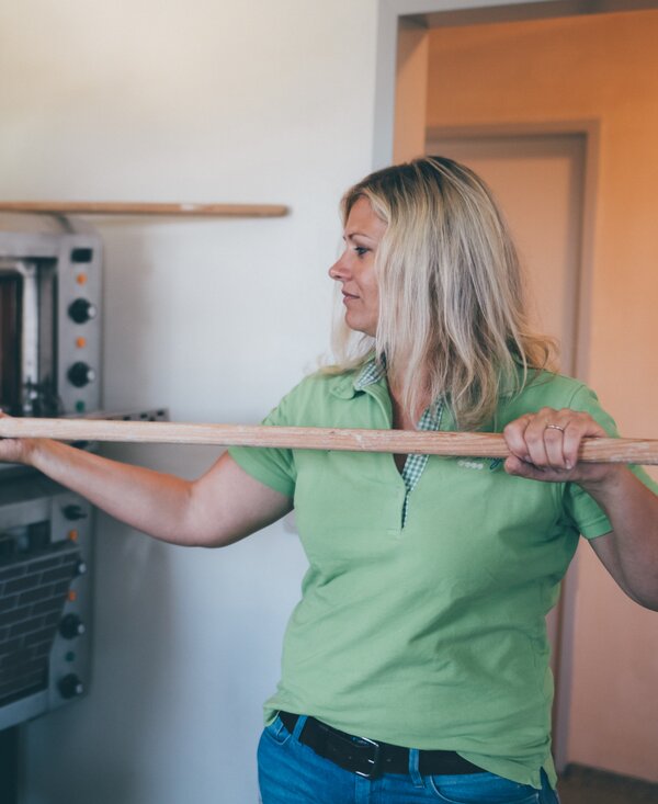 Woman bakes bread | © Urlaub am Bauernhof Kärnten / Daniel Gollner Woman puts bread in the oven | © Urlaub am Bauernhof Kärnten / Daniel Gollner