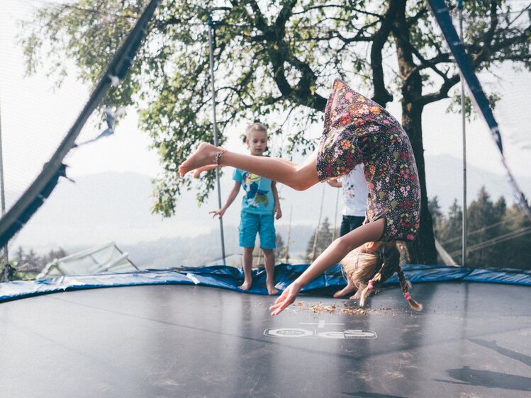 Kinder springen am Trampolin | © Urlaub am Bauernhof Kärnten / Daniel Gollner