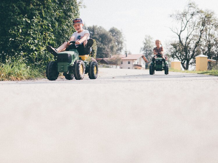 Kinder spielen mit Spielzeugtraktor | © Urlaub am Bauernhof Kärnten / Daniel Gollner