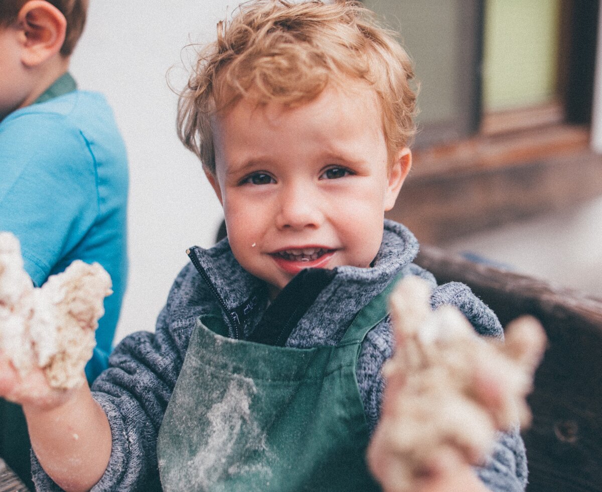 Bub mit Teig auf den Händen | © Urlaub am Bauernhof Kärnten/ Daniel Gollner Bub hat Teig auf den Händen kleben | © Urlaub am Bauernhof Kärnten/ Daniel Gollner