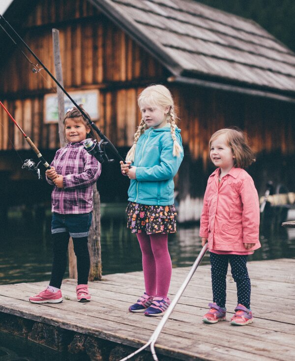 Children fishing | © Urlaub am Bauernhof Kärnten / Daniel Gollner Children fish at the jetty | © Urlaub am Bauernhof Kärnten / Daniel Gollner