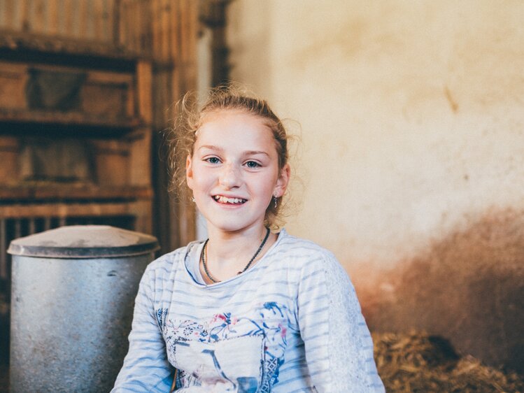 Mädchen im Stall | © Urlaub am Bauernhof Kärnten / Daniel Gollner