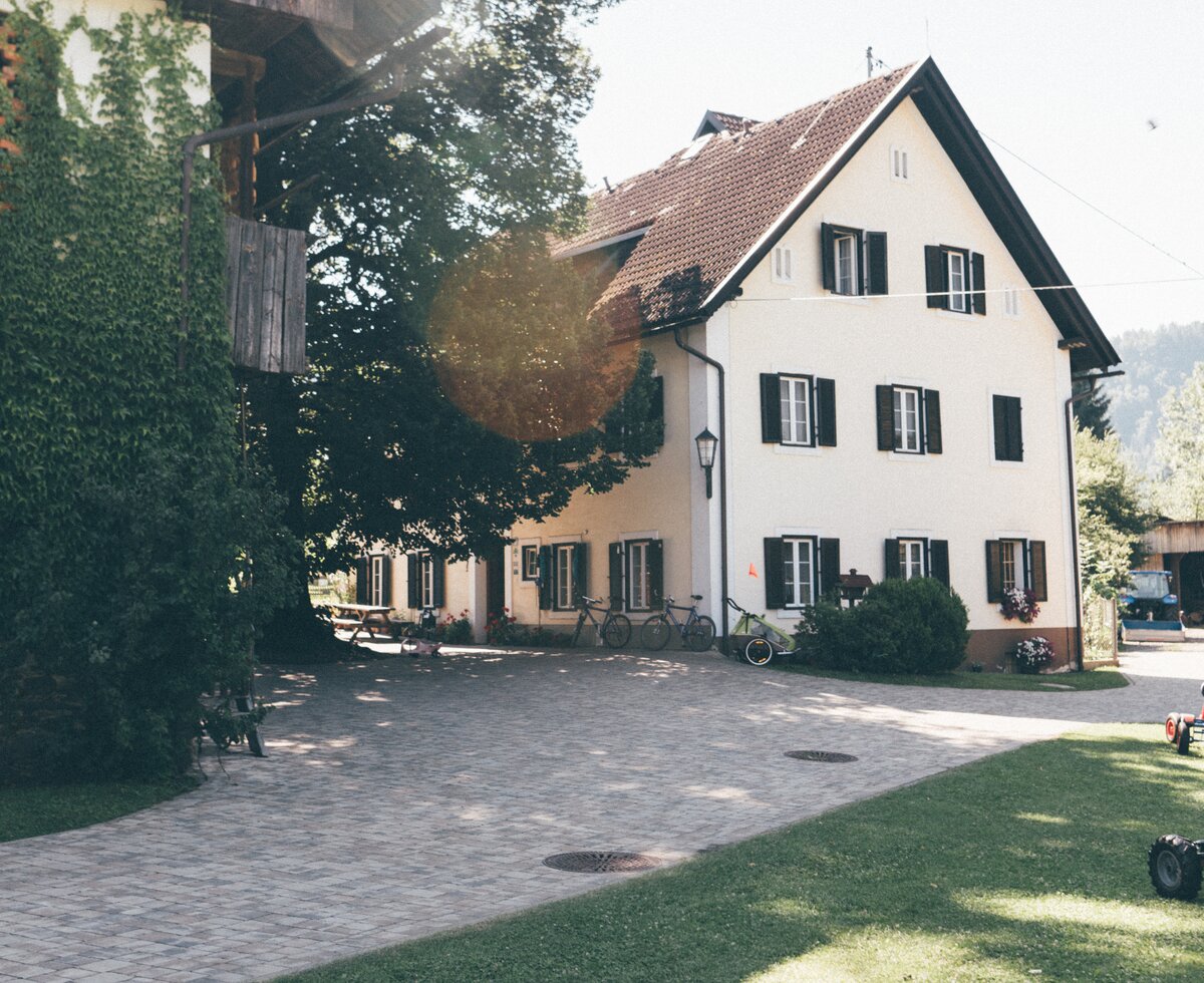 Bauernhaus | © Urlaub am Bauernhof Kärnten / Daniel Gollner Bauernhaus mit Weg und Wiese | © Urlaub am Bauernhof Kärnten / Daniel Gollner