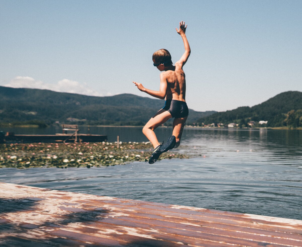 Bub springt in den See | © Urlaub am Bauernhof Kärnten/ Daniel Gollner Bub springt vom Steg in den See | © Urlaub am Bauernhof Kärnten/ Daniel Gollner