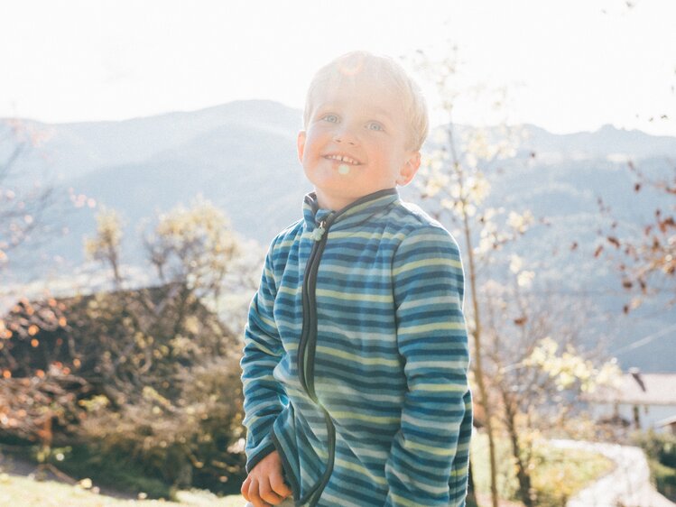 Bub grinst | © Urlaub am Bauernhof Kärnten / Daniel Gollner