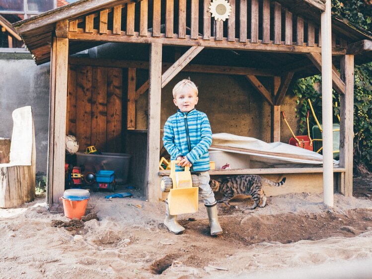 Bub spielt im Sand | © Urlaub am Bauernhof Kärnten / Daniel Gollner