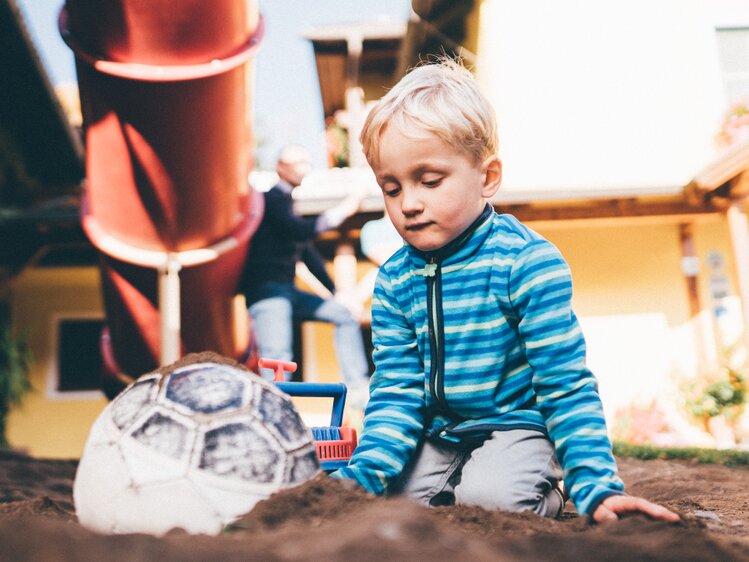 Bub spielt im Sand | © Urlaub am Bauernhof Kärnten / Daniel Gollner