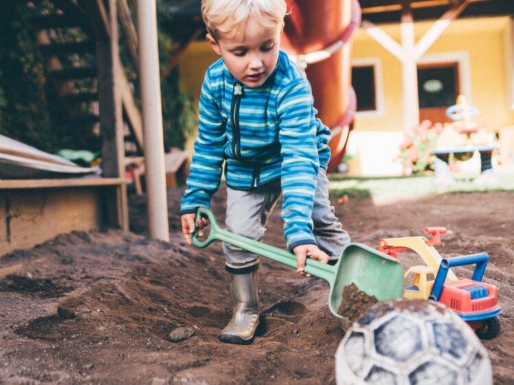 Bub spielt im Sand mit der Schaufel | © Urlaub am Bauernhof Kärnten / Daniel Gollner