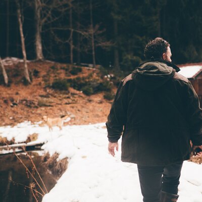 Mann geht in Richtung der Hütte | © Urlaub am Bauernhof Kärnten/ Daniel Gollner