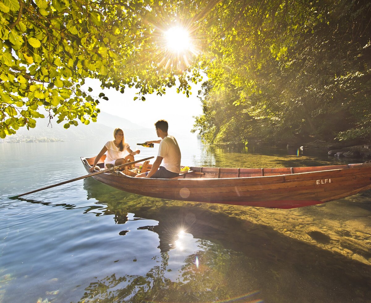 Paar sitzt im Boot am See und picknickt | © Franz Gerdl / Millstättersee Tourismus GmbH