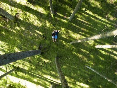 Paar liegt am moosigen Waldboden von oben aus betrachtet | © Gert Perauer / Millstätter See Tourismus GmbH