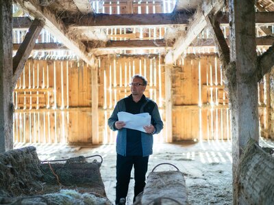 Günter Zeilinger - der Gastgeber am Natur Gut Lassen bei der Planung des Umbaus | © Urlaub am Bauernhof Kärnten/ Daniel Gollner