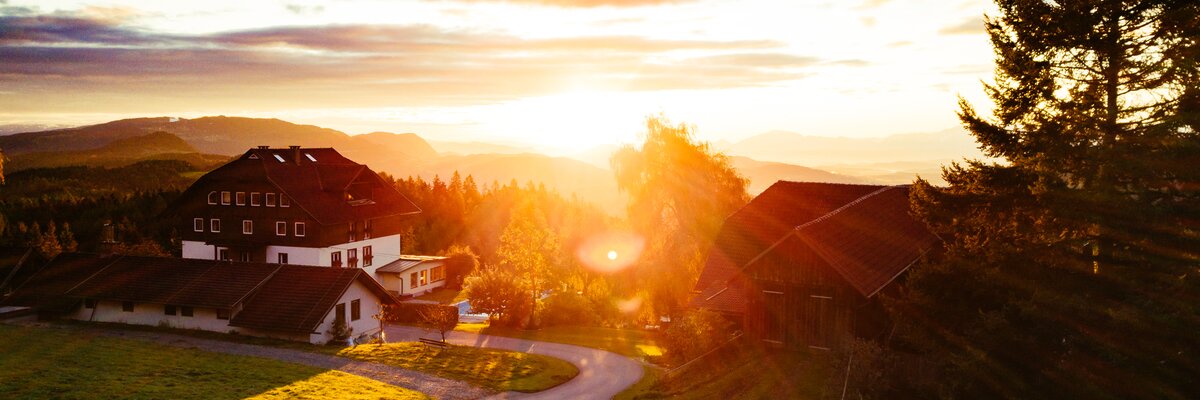 Ein Sonnenuntergang am Natur Gut Lassen | © Urlaub am Bauernhof Kärnten/ Daniel Gollner