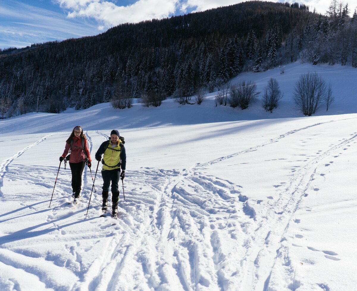 Urlauber kehren von der ersten Skitour zurück | © Urlaub am Bauernhof / Daniel Gollner