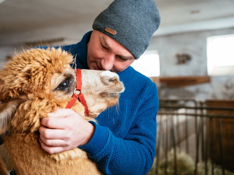 Bauer Christian mit Alpaka | © Daniel Gollner / Urlaub am Bauernhof Kärnten