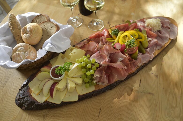 Snack at the wooden table | © Urlaub am Winzerhof / Ralph Fischbacher