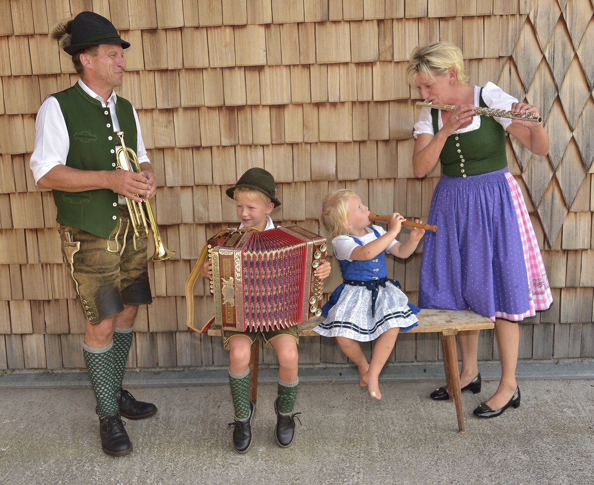 Musizieren in traditioneller Tracht | © Urlaub am Bauernhof Oberösterreich / Ralph Fischbacher Familie musiziert zusammen mit Kindern in traditioneller Tracht | © Urlaub am Bauernhof Oberösterreich / Ralph Fischbacher