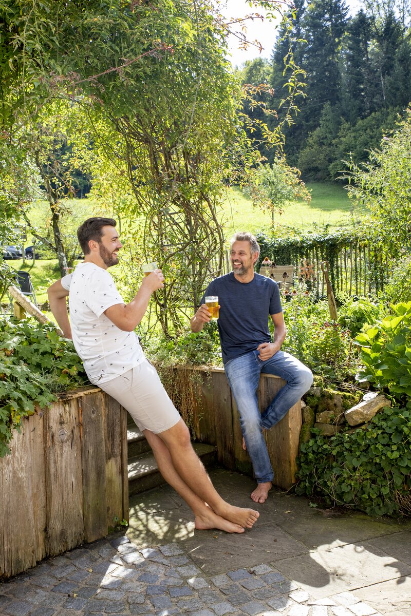 Männer trinken ein Glas Bier im Garten | © Urlaub am Bauernhof Oberösterreich / puremotions photography