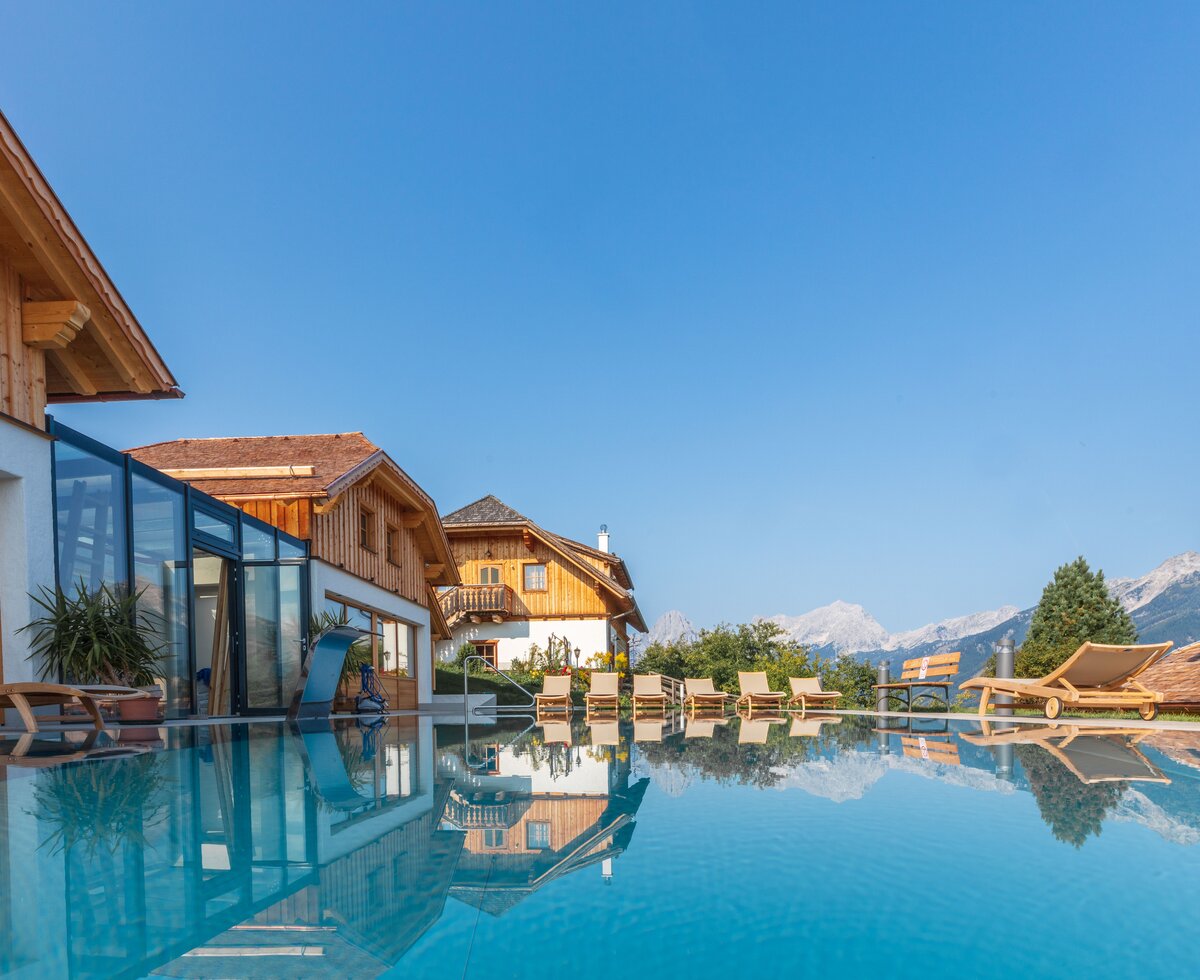 Panoramapool im Almresort Baumschlagerberg | © Urlaub am Bauernhof Oberösterreich / Nikolaus Berger Panoramapool mit Aussicht auf die Berge im Almresort Baumschlagerberg in Vorderstoder | © Urlaub am Bauernhof Oberösterreich / Nikolaus Berger