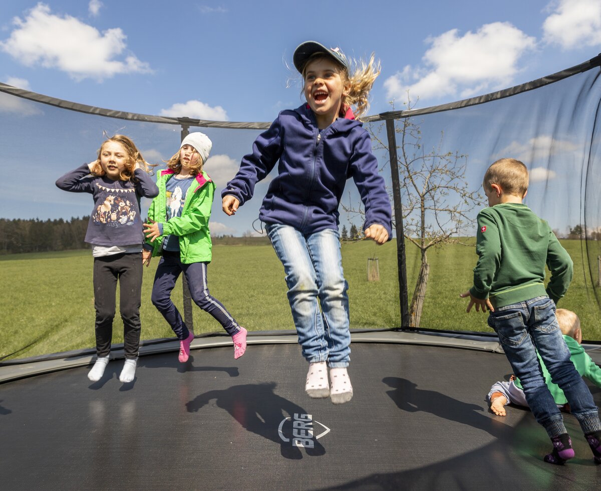 Trampolin hüpfen | © Urlaub am Bauernhof Oberösterreich / Puremotions Photography Kinder hüpfen auf dem Trampolin | © Urlaub am Bauernhof Oberösterreich / Puremotions Photography