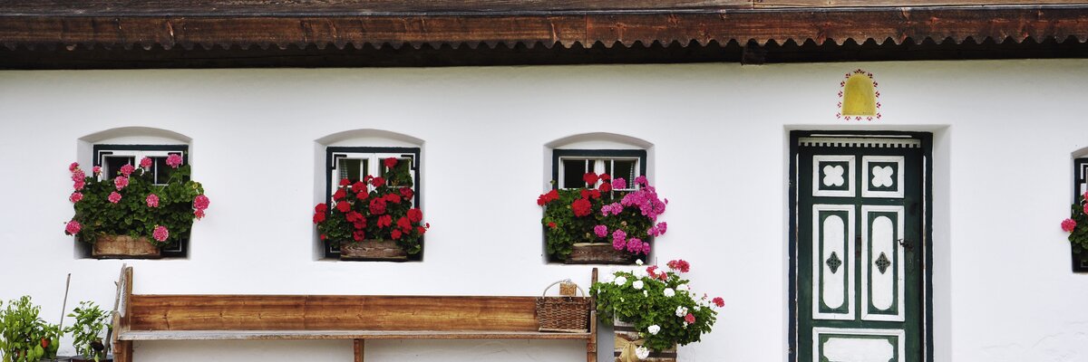 Hausbank vor dem Kaspergut in Feldkirchen/Mattighofen, Innviertel-Hausruckwald | © Urlaub am Bauernhof Oberösterreich / Harald Puchegger