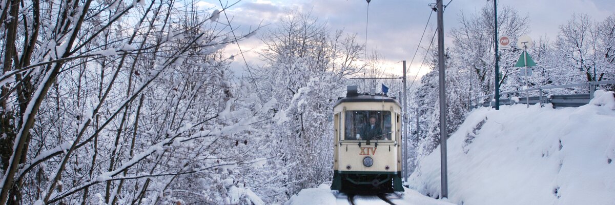 Pöstlingbergbahn fährt in winterlicher Landschaft bei Linz, Zentralraum | © Oberösterreich Tourismus GmbH / Andreas Röbl