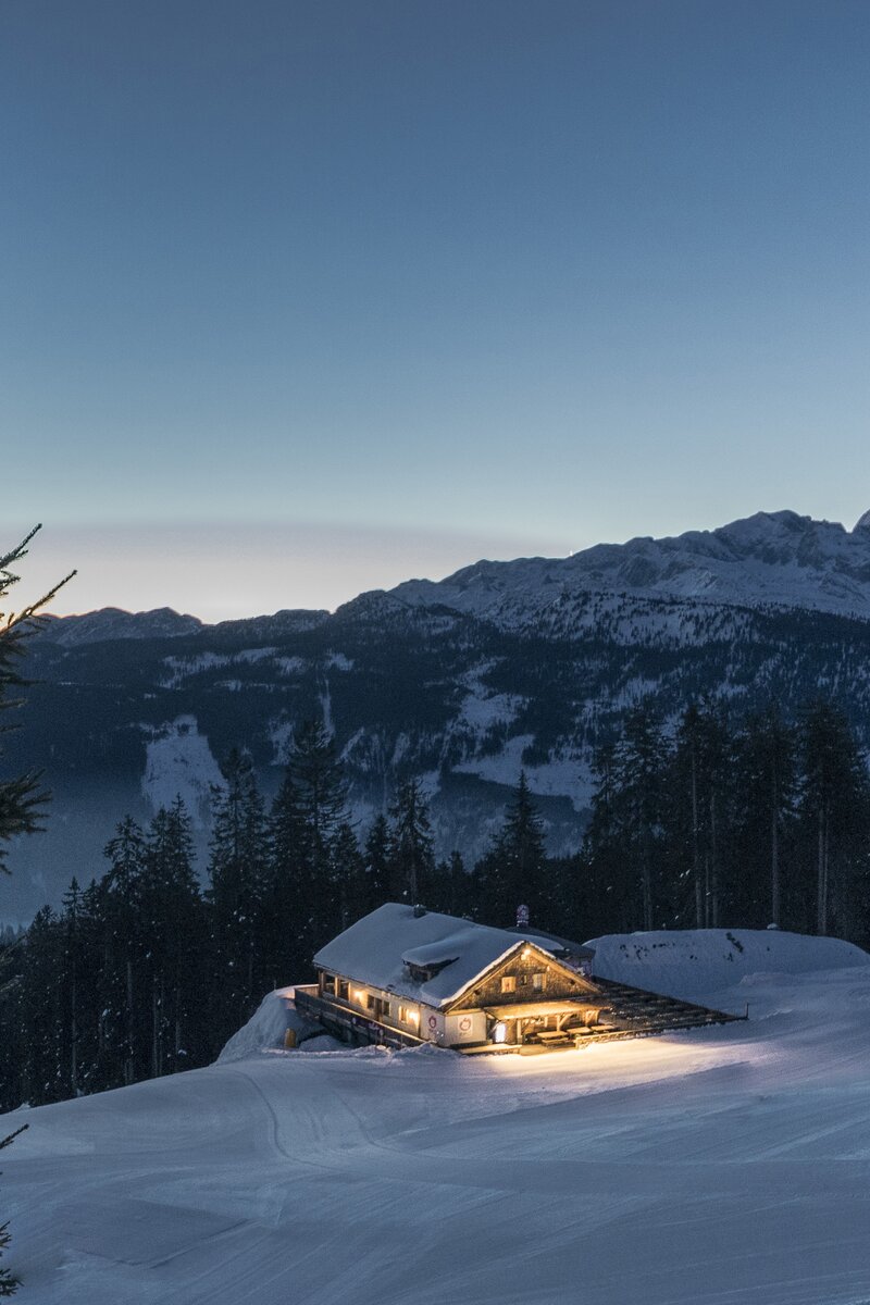 Abendstimmung auf einer Berghütte im Winter mit Panorama der Dachstein-Region, Salzkammergut | © Oberösterreich Tourismus GmbH / David Lugmayr